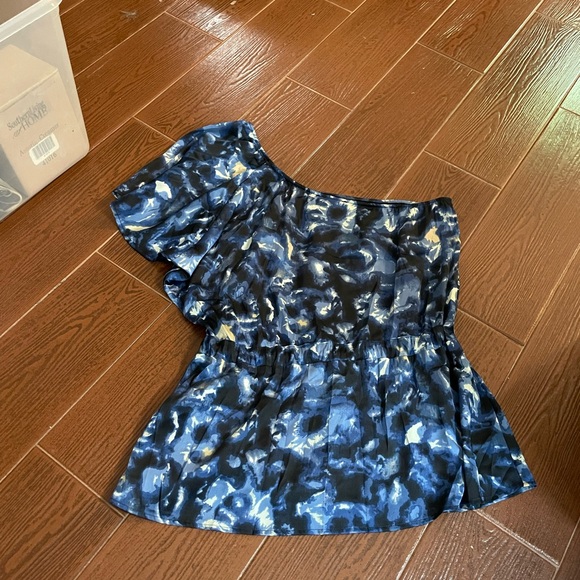 Collective Concepts Blue Floral One Shoulder top Size LG tie waist short sleeve - Picture 12 of 15